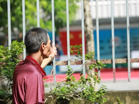 Phụ huynh thấp thỏm đứng ngồi không yên chờ con trong môn thi đầu tiên