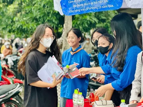 Áo xanh tình nguyện tiếp sức sĩ tử 'vượt vũ môn'