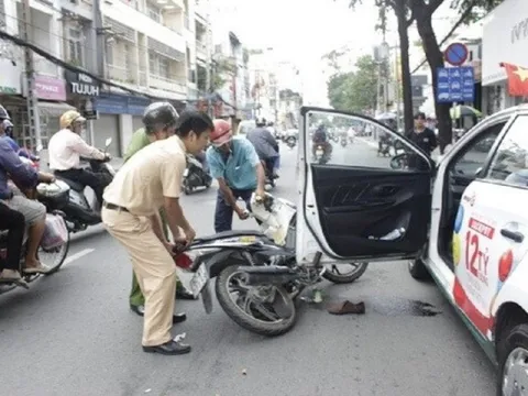 Mở cửa xe ô tô không quan sát bị xử phạt bao nhiêu?