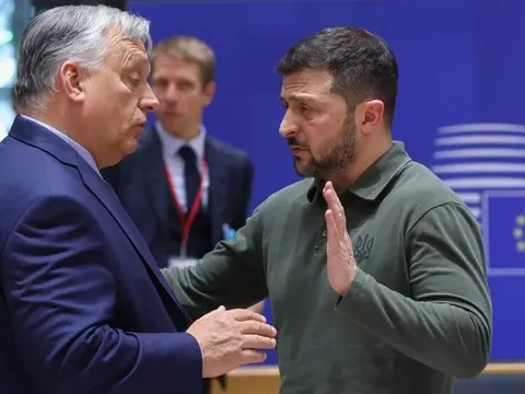 Khoảnh khắc ông Orbán tiếp cận ông Zelensky bên lề Thượng đỉnh EU