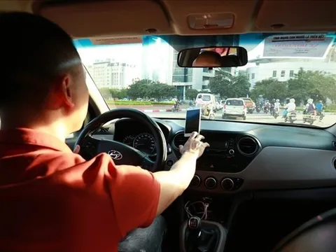 Xe hợp đồng dưới 9 chỗ ngồi được gom khách lẻ