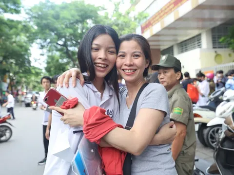 Muôn kiểu “tiếp sức cùng con” của các phụ huynh trong hai ngày thi tốt nghiệp THPT năm 2024