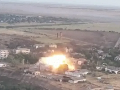 Tên lửa Nga tấn công kho vũ khí của Ukraine ở Zaporozhie