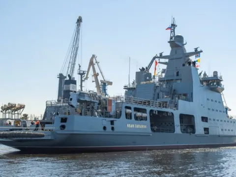 Tàu phá băng chiến đấu Ivan Papanin thử nghiệm thực chiến ở Bắc Cực