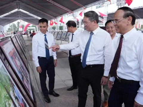 Tuần lễ trưng bày ảnh "Luật gia Việt Nam với biển, đảo quê hương"