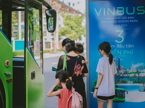 Người Hà Nội đi muôn nơi, rong chơi thỏa thích trên xe buýt điện VinBus