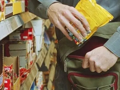 Người phụ nữ bị khởi tố vì buộc kẻ trộm đưa tiền cho mình