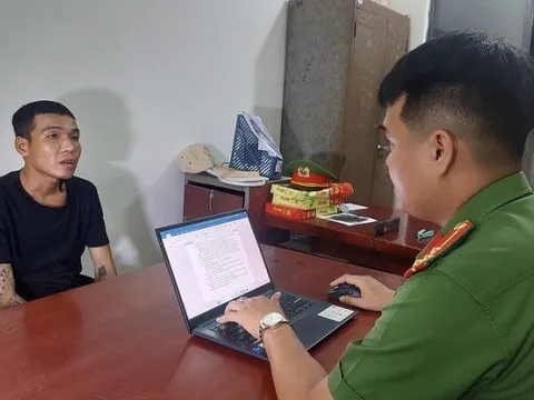 Bắt nam thanh niên khống chế chủ tiệm uốn tóc, ép chụp ảnh khỏa thân