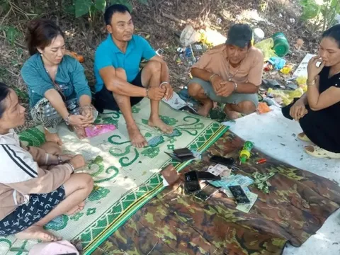 Khởi tố 5 đối tượng thi nhau "sát phạt" tại sòng bài ở nghĩa địa