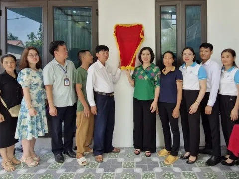 Báo PNTĐ trao kinh phí hỗ trợ xây “Mái ấm tình thương“