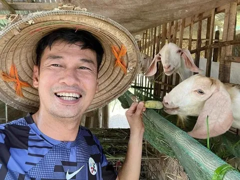 Bỏ phố về quê, nam diễn viên nổi tiếng cầm cuốc, làm vườn như nông dân