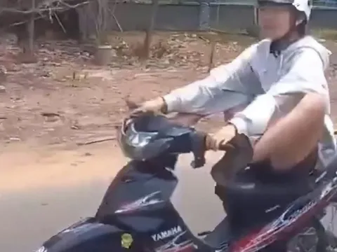 Bình Phước: Xử lý nam thanh niên điều khiển xe máy bằng 2 chân