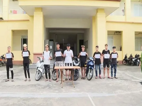 Tạm giữ hình sự 8 kẻ dùng dao, vỏ chai bia đuổi đánh người đi đường
