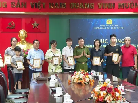 Hà Nội trao thẻ Căn cước mẫu mới cho các công dân đầu tiên được cấp