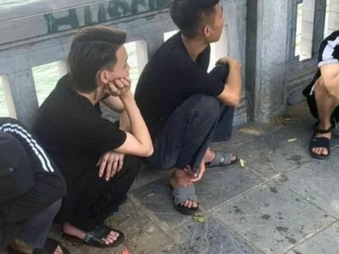 Tạm giữ nhóm thanh niên ngang nhiên đánh người đi đường vì “ngứa mắt”