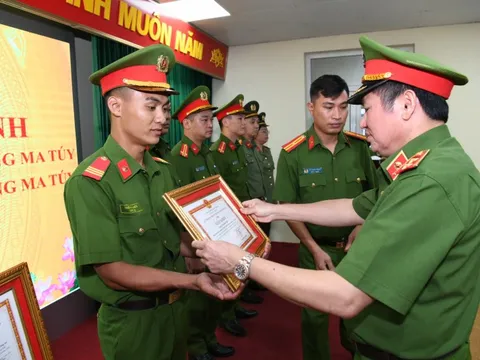 Khen thưởng 34 tập thể, cá nhân trong chương trình “Chung một quyết tâm - Vì cộng đồng không ma tuý”