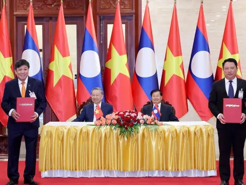Vietjet trao thoả thuận tăng cường kết nối vận tải hàng không Việt Nam – Lào