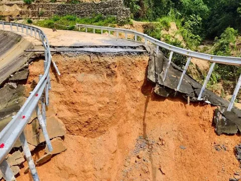 Hà Giang mưa lớn, nhiều tuyến đường tiếp tục sạt lở