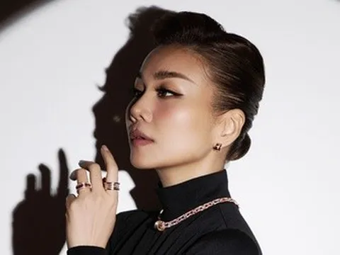 Siêu mẫu Thanh Hằng đeo bộ trang sức 3,4 tỉ đi chấm thi