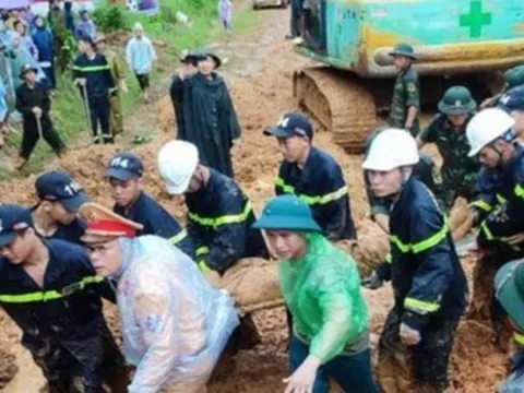 Chùm ảnh: Lực lượng chức năng tìm kiếm nạn nhân trong vụ xe khách bị vùi lấp