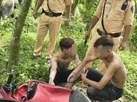 CSGT vây bắt 3 đối tượng dùng dao chém người để cướp tài sản