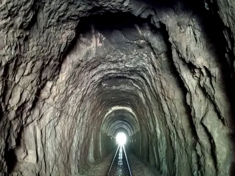 Báo động nguy cơ mất an toàn chạy tàu qua hầm đường sắt 'trăm tuổi'