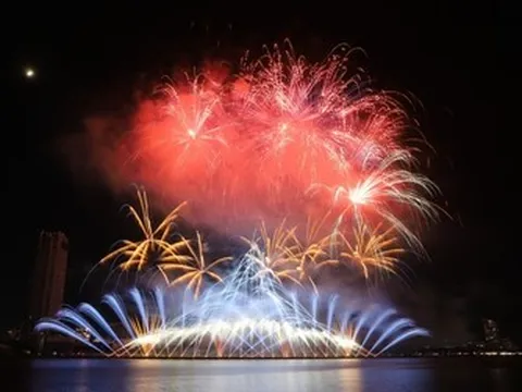 Khán giả vỡ òa với pháo hoa của đội Trung Quốc đêm chung kết