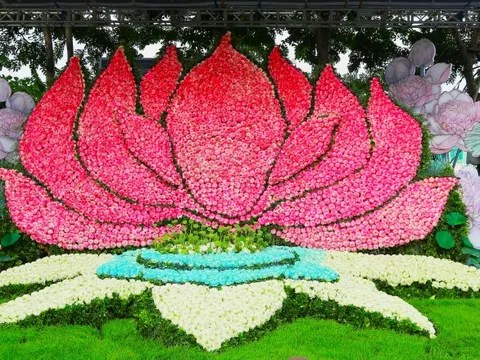 Độc đáo tác phẩm “Thăng Long Huyền Diệu Hoa” tại Lễ hội Sen Hà Nội 2024