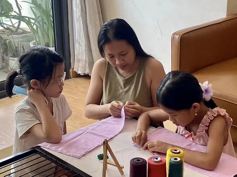 Mẹ dạy con gái thêu thùa