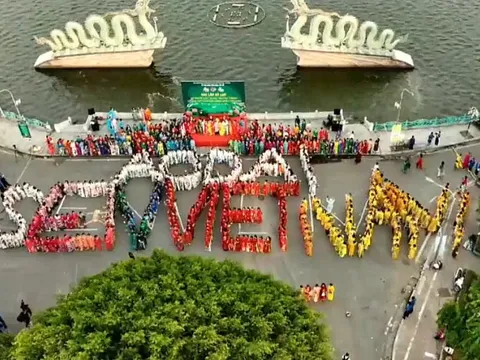 Sự kiện xác lập kỷ lục số người mặc áo dài họa tiết hoa sen nhiều nhất tại Việt Nam