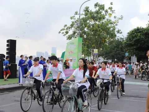Sôi động Ngày hội đạp xe hành trình xanh “Sắc Sen Tây Hồ“