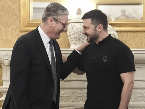 Trở về từ hội nghị thượng đỉnh NATO, thủ tướng Anh cam kết tăng chi tiêu quốc phòng