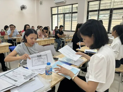 Hà Nội: Phụ huynh phấn khởi đăng ký tuyển sinh lớp 6 cho con