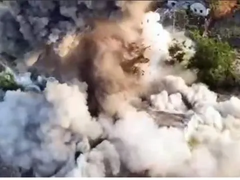 Khoảnh khắc cơ sở quan trọng của Ukraine nổ tung sau khi trúng tên lửa Nga