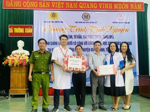 Khám bệnh và tặng quà gia đình chính sách tại Quảng Bình