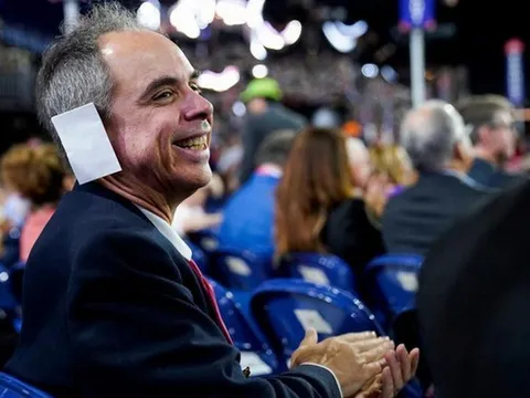 "Xu hướng" thời trang mới nhất, băng tai của cựu Tổng thống Trump