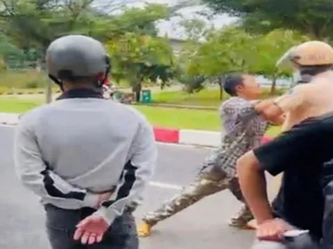 Tạm giữ hình sự tài xế rút dao tấn công cảnh sát khi bị dừng xe