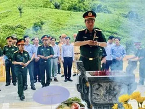 Ấm áp lễ dâng hương tại nhà tưởng niệm 13 liệt sĩ Rào Trăng