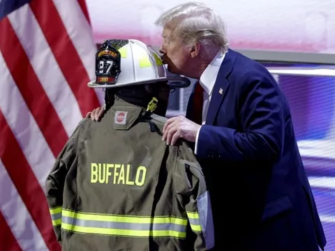 Ông Trump hôn mũ, tưởng niệm nạn nhân thiệt mạng trong vụ ám sát hụt