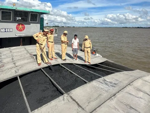 Bắt tàu vận chuyển lượng lớn than cám không hóa đơn, chứng từ