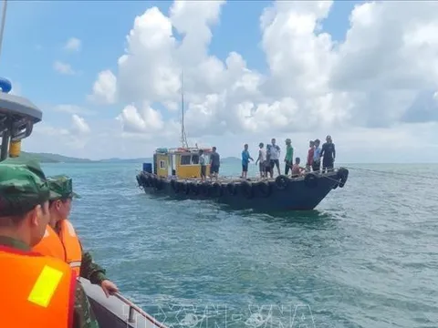Quảng Ninh: Cứu nạn thành công 7 ngư dân gặp nạn trên biển