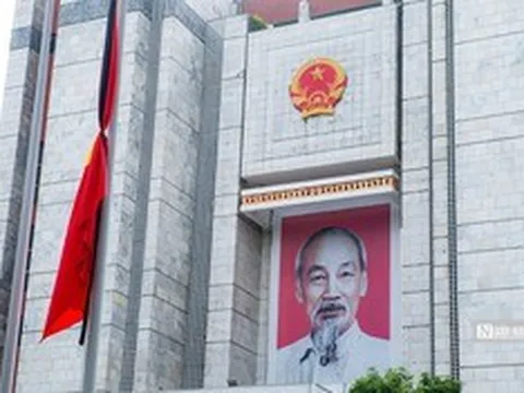 Hà Nội đồng loạt treo cờ rủ tưởng niệm Tổng Bí thư Nguyễn Phú Trọng