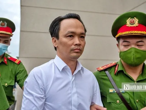 Ông Trịnh Văn Quyết được đưa tới toà