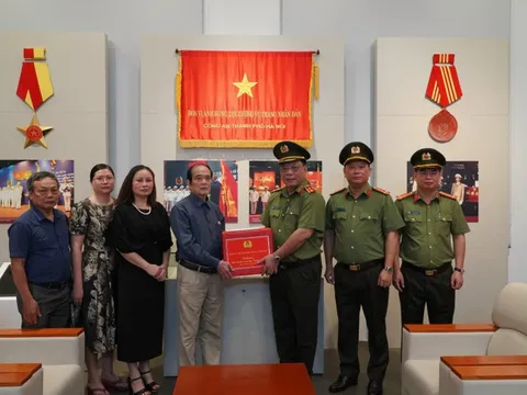 Công an Hà Nội dâng hương tưởng nhớ, tri ân các anh hùng liệt sỹ