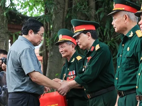 Thủ tướng tưởng niệm các Anh hùng liệt sĩ, thăm thương binh tại Thái Nguyên