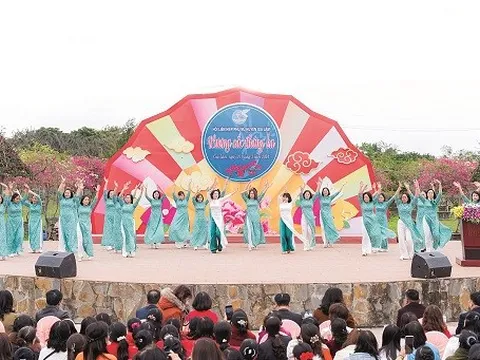 Phụ nữ Gia Lâm vận động thực hiện “ứng xử đẹp” tại các danh lam, di tích lịch sử