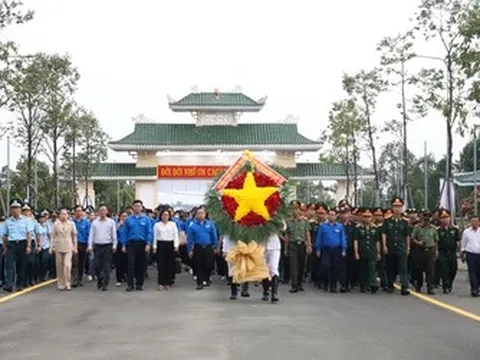 Tuổi trẻ Đồng Nai thắp nến tri ân các anh hùng liệt sĩ