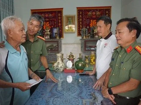 Thăm và tặng quà cho các đồng chí thương binh, thân nhân liệt sĩ Công an tỉnh Quảng Ngãi