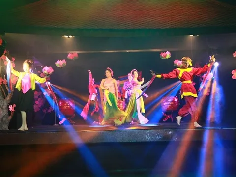 Bộ Chính trị khuyến khích gắn kết giữa phát triển văn học, nghệ thuật với các ngành du lịch, dịch vụ