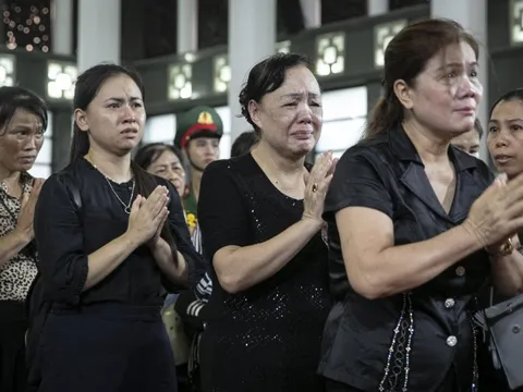 Hàng nghìn người dân xúc động, xếp hàng trong trật tự viếng Tổng Bí thư Nguyễn Phú Trọng